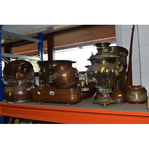 869 - A COLLECTION OF VINTAGE METALWARE, comprising a selection of copper items to include a large vintage... 