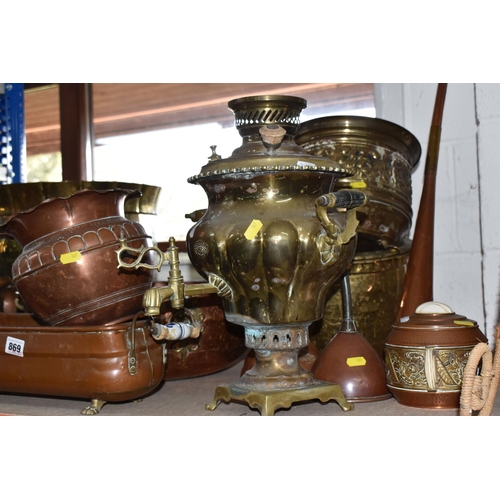 869 - A COLLECTION OF VINTAGE METALWARE, comprising a selection of copper items to include a large vintage... 