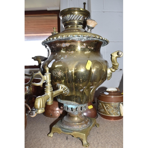 869 - A COLLECTION OF VINTAGE METALWARE, comprising a selection of copper items to include a large vintage... 