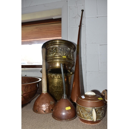 869 - A COLLECTION OF VINTAGE METALWARE, comprising a selection of copper items to include a large vintage... 