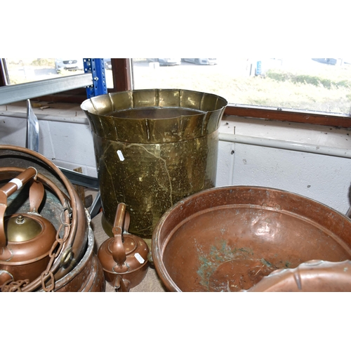 869 - A COLLECTION OF VINTAGE METALWARE, comprising a selection of copper items to include a large vintage... 