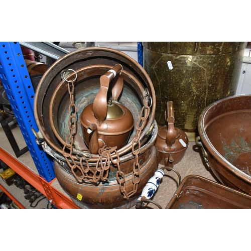 869 - A COLLECTION OF VINTAGE METALWARE, comprising a selection of copper items to include a large vintage... 