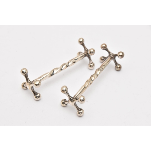 446 - A PAIR OF EARLY 20TH CENTURY SILVER KNIFE RESTS, twist detail with beaded terminals, hallmarked 'Coo... 