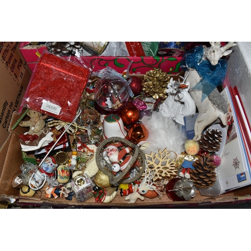 481 - FIVE BOXES AND LOOSE CHRISTMAS-RELATED ITEMS to include a boxed 6ft artificial Christmas tree, anoth... 
