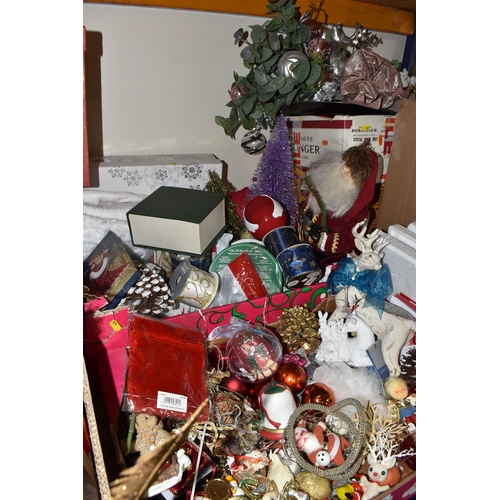 481 - FIVE BOXES AND LOOSE CHRISTMAS-RELATED ITEMS to include a boxed 6ft artificial Christmas tree, anoth... 