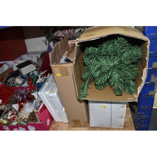 481 - FIVE BOXES AND LOOSE CHRISTMAS-RELATED ITEMS to include a boxed 6ft artificial Christmas tree, anoth... 