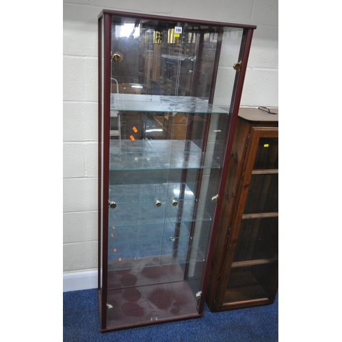 190 - A MODERN DISPLAY CABINET, the double glass doors enclosing a mirrored back, and four glass shelves, ... 