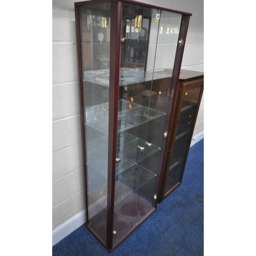 190 - A MODERN DISPLAY CABINET, the double glass doors enclosing a mirrored back, and four glass shelves, ... 