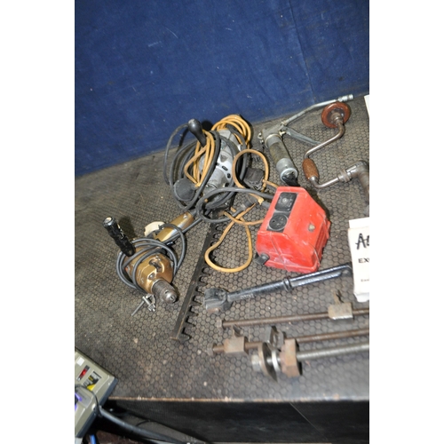 95 - A TRAY CONTAINING VINTAGE TOOLS, including a Bulls head can opener, wooden 17in plane, 8in coffin pl... 