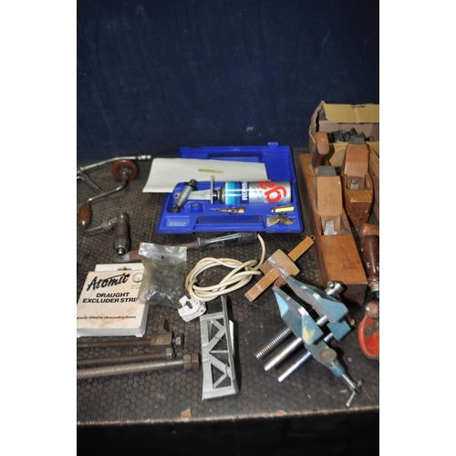 95 - A TRAY CONTAINING VINTAGE TOOLS, including a Bulls head can opener, wooden 17in plane, 8in coffin pl... 