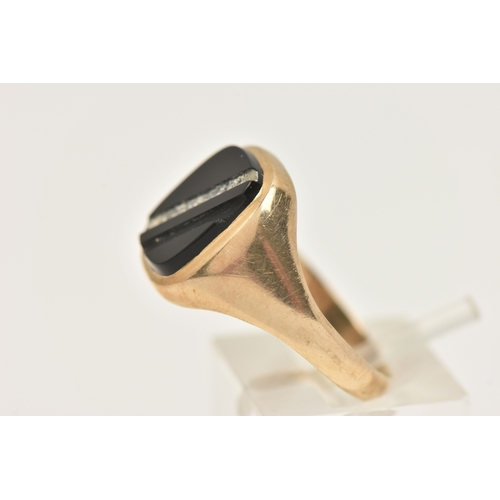 423 - A GENTS 9CT GOLD SIGNET RING, AF onyx inlay with vacant stripes for possibly another material inlay,... 