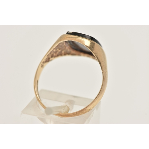 423 - A GENTS 9CT GOLD SIGNET RING, AF onyx inlay with vacant stripes for possibly another material inlay,... 