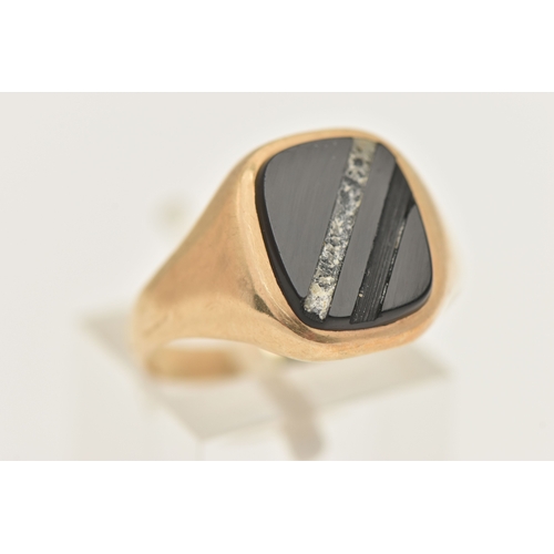 423 - A GENTS 9CT GOLD SIGNET RING, AF onyx inlay with vacant stripes for possibly another material inlay,... 