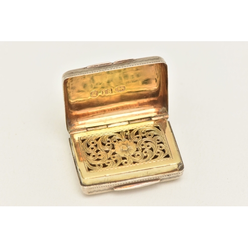 532 - A GEORGE IV SILVER VINAIGRETTE, rectangular form with repeating scalloped pattern, gilt interior, ap... 