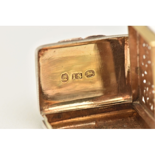 532 - A GEORGE IV SILVER VINAIGRETTE, rectangular form with repeating scalloped pattern, gilt interior, ap... 