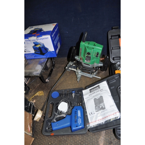 86 - A COLLECTION OF POWER TOOLS including a Hitachi router, a Ferm bench grinder, a Draper soldering iro...
