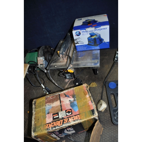 86 - A COLLECTION OF POWER TOOLS including a Hitachi router, a Ferm bench grinder, a Draper soldering iro...