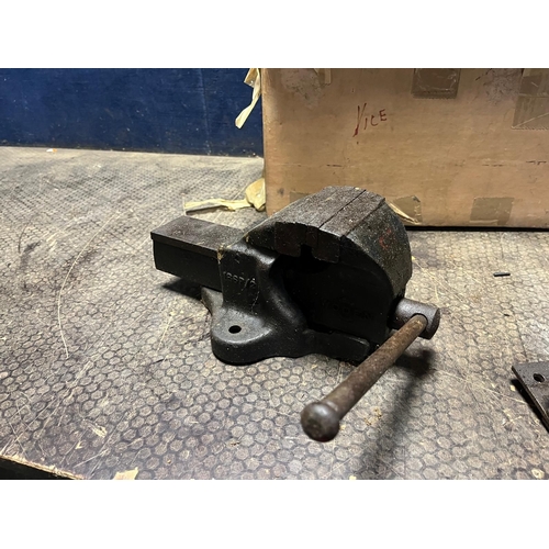 82 - THREE RECORD G CLAMPS including two 4in and one 6in along with a box containing a Woden engineers vi... 
