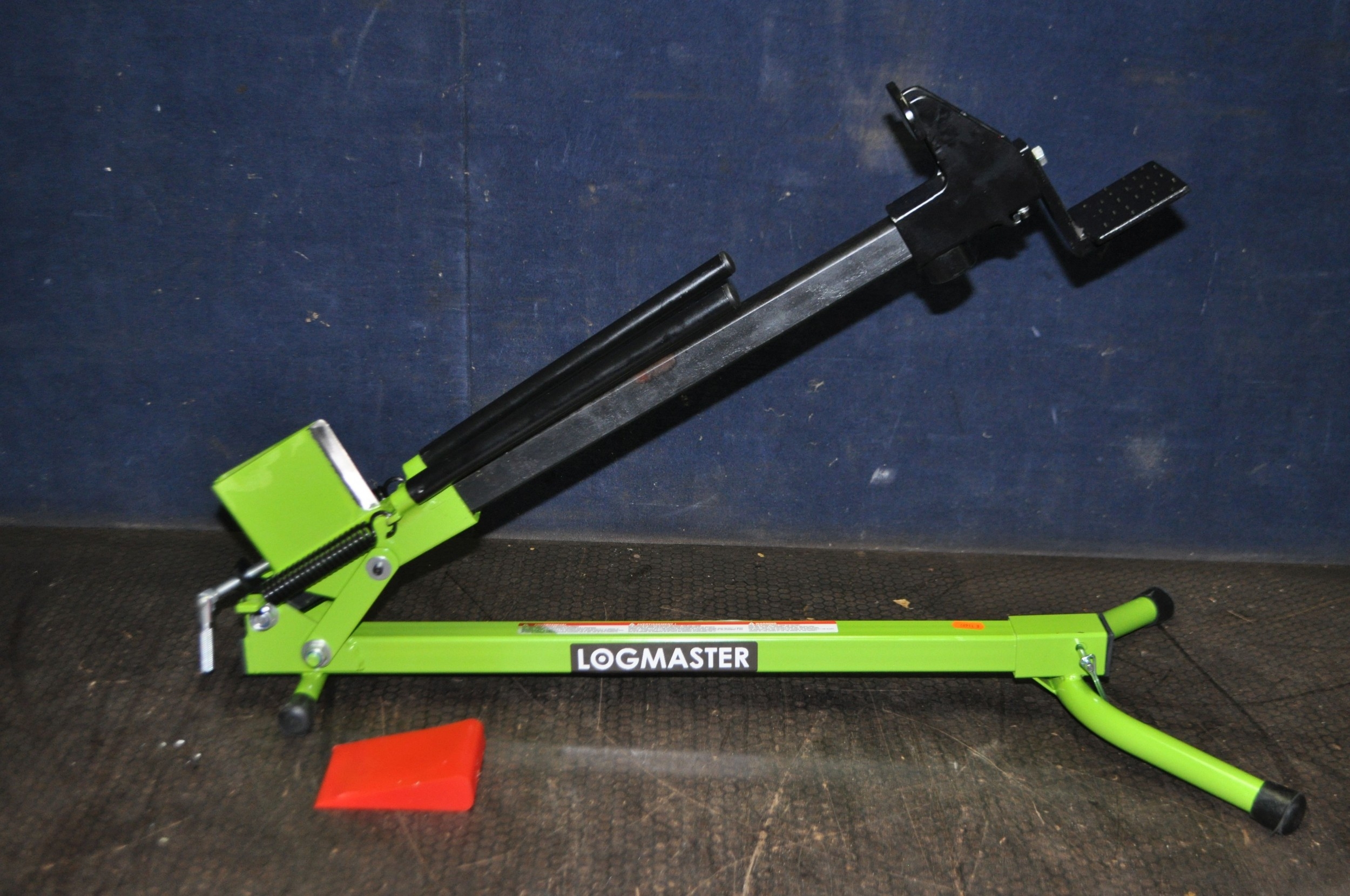 A LOGMASTER MANUAL LOG SPLITTER with blade guard, maximum log length ...