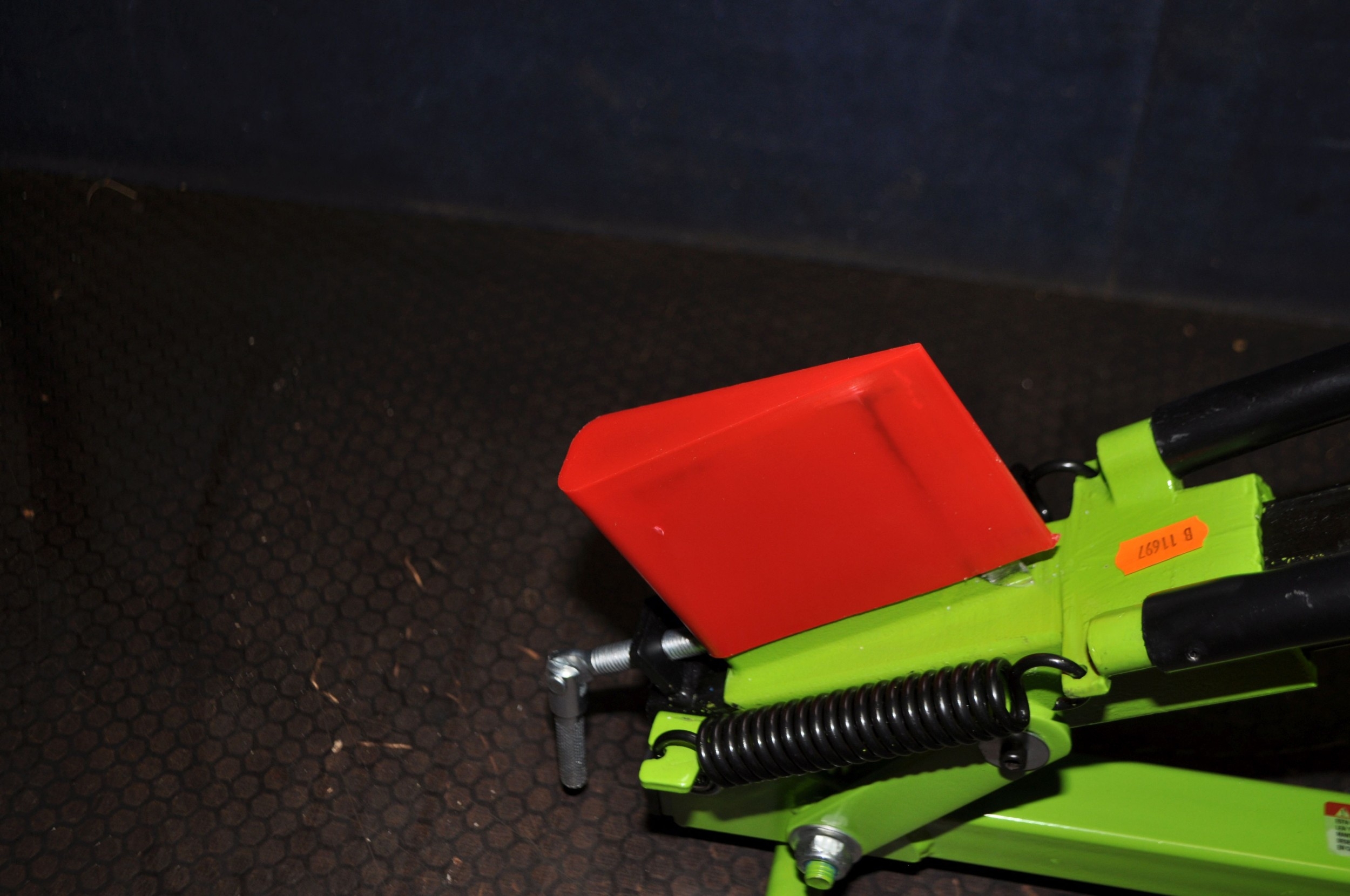 A LOGMASTER MANUAL LOG SPLITTER with blade guard, maximum log length ...