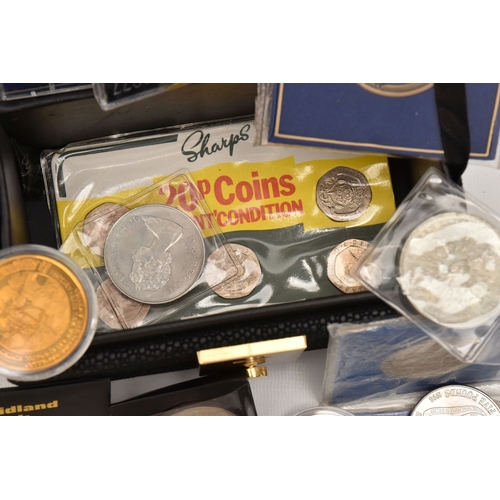 A SMALL VANITY CASE CONTAINING MIXED COINS AND COMMEMORATIVES TO ...