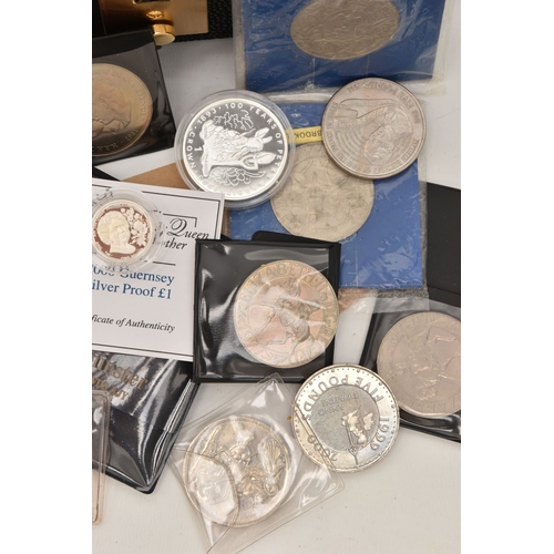 A SMALL VANITY CASE CONTAINING MIXED COINS AND COMMEMORATIVES TO ...