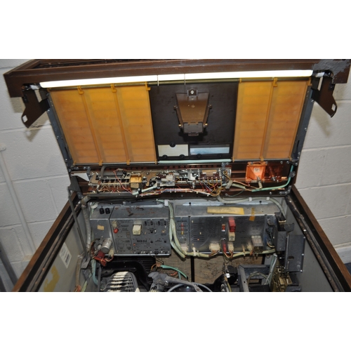 69 - A VINTAGE ROCK-OLA PRINCESS CONSOLE MODEL 461 JUKEBOX with one 45 inside (PAT pass and working). Con... 