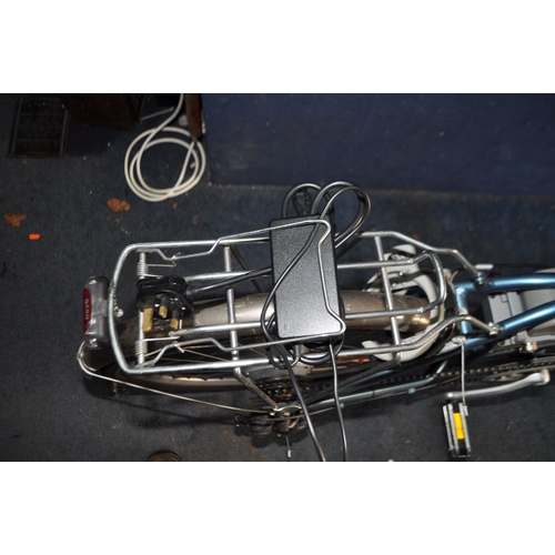 89 - AN URBAN MOVER UM55 CRUISER POWER ASSISTED BICYCLE with battery, charger, key, a Gorin Cylinder ring... 