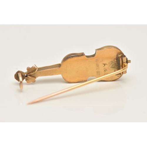425 - A LATE VICTORIAN 9CT GOLD VIOLIN BROOCH, hallmarked 9ct Chester 1888, fitted with a brooch pin and c... 