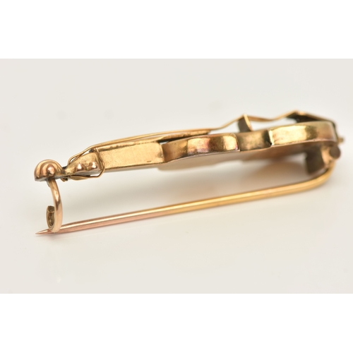 425 - A LATE VICTORIAN 9CT GOLD VIOLIN BROOCH, hallmarked 9ct Chester 1888, fitted with a brooch pin and c... 
