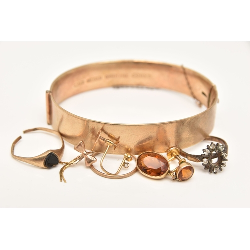 455 - A SMALL BAG OF ASSORTED JEWELLERY, to include a 9ct gold Bronze core hinged bangle decorated with a ... 