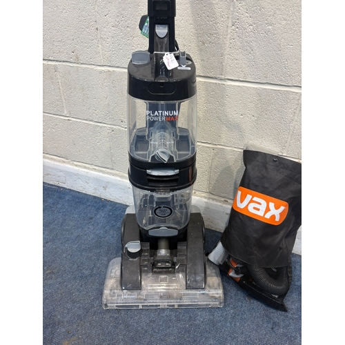 92 - A VAX ECB1SPV1 CARPET CLEANER, with a bag of accessories, PAT pass and working
