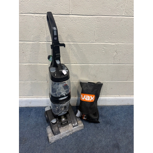 92 - A VAX ECB1SPV1 CARPET CLEANER, with a bag of accessories, PAT pass and working