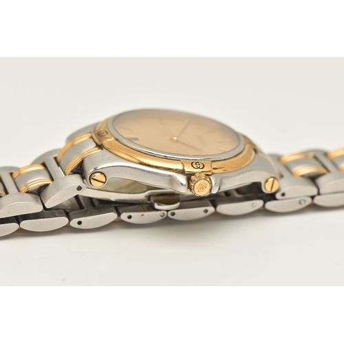 455 - A GENTS 'GUCCI' WRISTWATCH, quartz movement, round dial signed 'Gucci', baton markers, date aperture... 