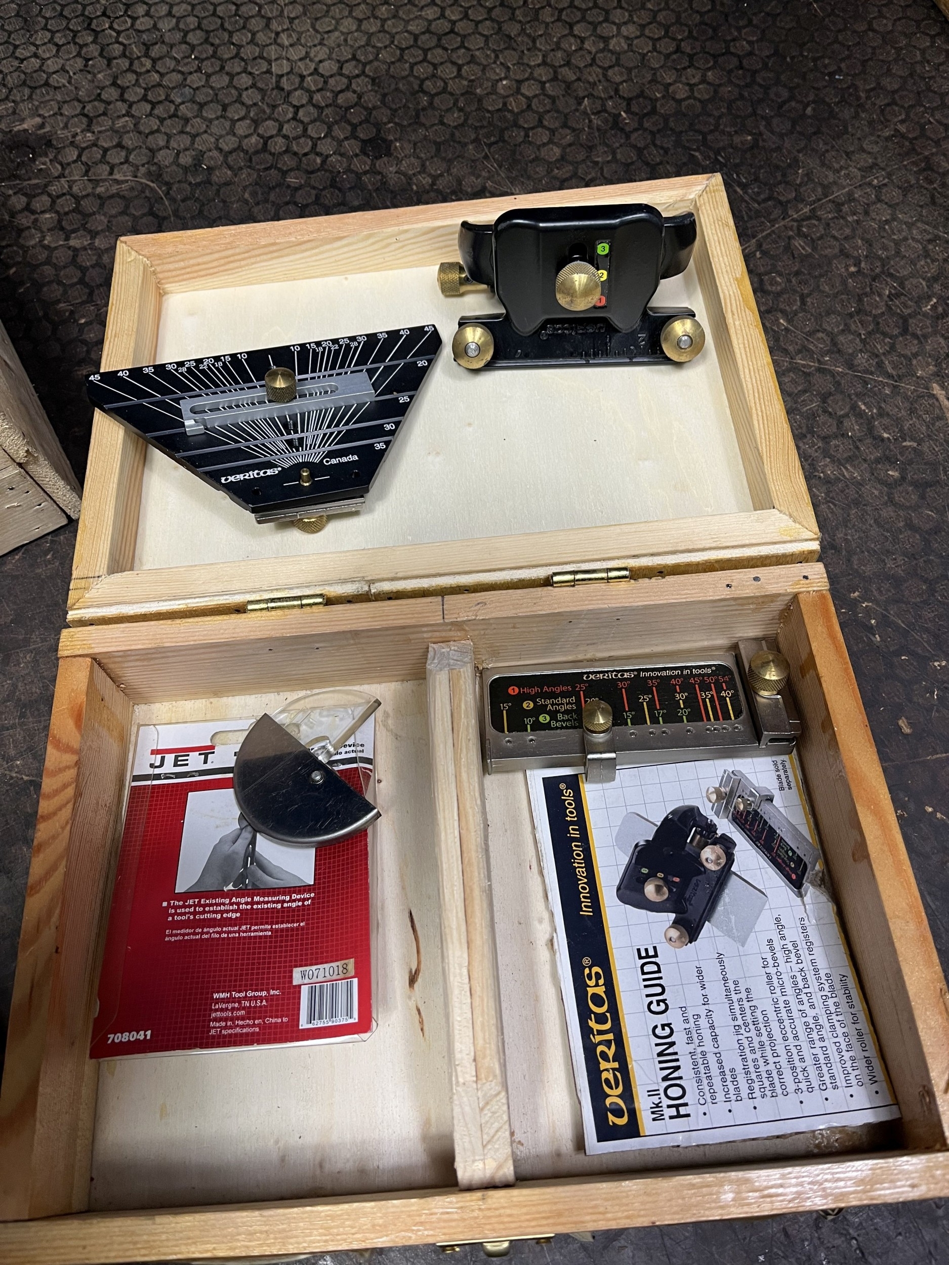 A VERITAS HONING GUIDE Mk2, a Veritas angle finder, a Jet angle guide ...