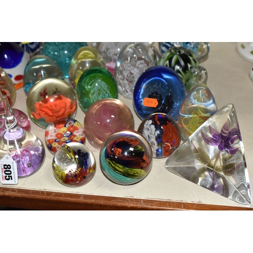A COLLECTION OF PAPERWEIGHTS AND GLASS FIGURES, to include a variety of ...