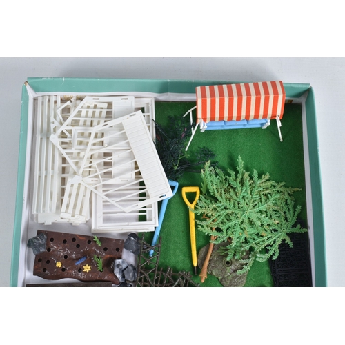 52 - A QUANTITY OF UNBOXED ASSORTED BRITAINS FLORAL MINIATURE GARDEN ITEMS, to include Greenhouse, No.259... 