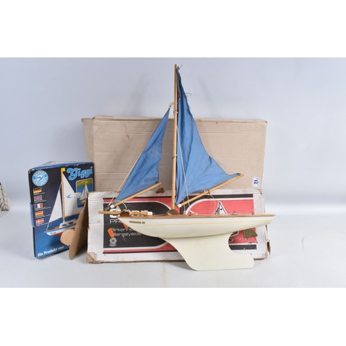 71 - A STAR ENDEAVOUR III HOLLOW POND YACHT, Mk. 3, white hull, blue sails, star decal, with box, togethe... 