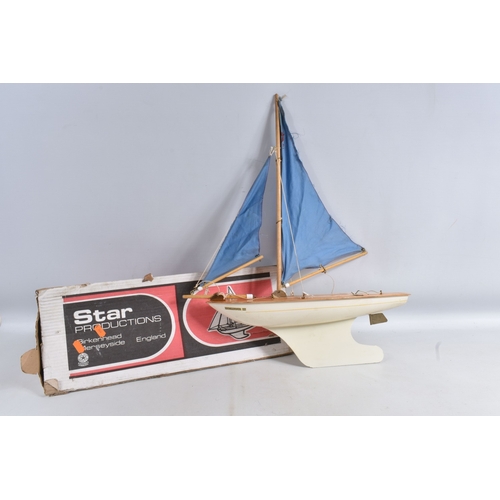 71 - A STAR ENDEAVOUR III HOLLOW POND YACHT, Mk. 3, white hull, blue sails, star decal, with box, togethe... 