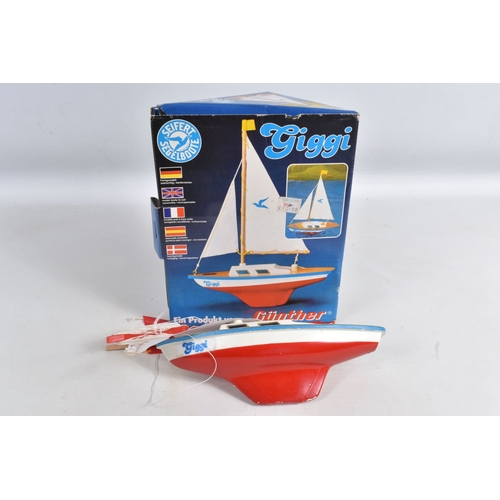 71 - A STAR ENDEAVOUR III HOLLOW POND YACHT, Mk. 3, white hull, blue sails, star decal, with box, togethe... 