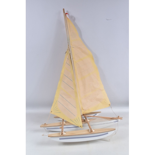 71 - A STAR ENDEAVOUR III HOLLOW POND YACHT, Mk. 3, white hull, blue sails, star decal, with box, togethe... 