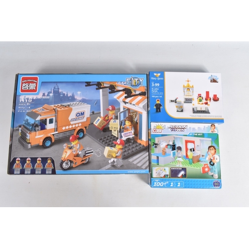 72 - A QUANTITY OF BOXED LEGO AND OTHER BUILDING BLOCK SETS, to include a Creative Personalities 40291, s... 