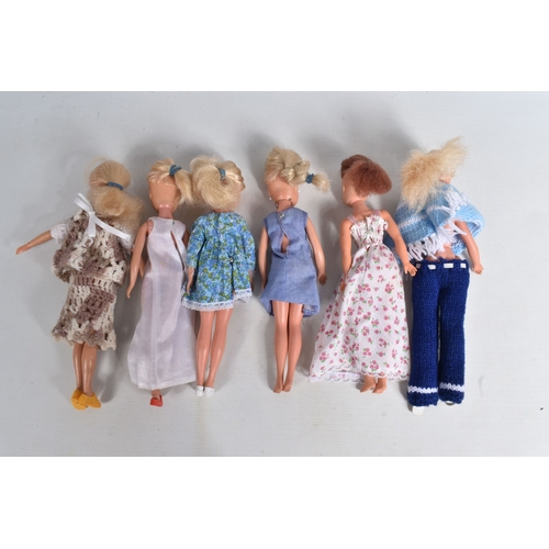 191 - A COLLECTION OF UNBOXED ASSORTED PEDIGREE SINDY DOLLS, FURNITURE AND ACCESSORIES, includes six dolls... 