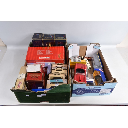 194 - A COLLECTION OF VARIOUS SCALE BOXED AND UNBOXED MODERN DIECAST VEHICLES, to include boxed Corgi, Lle... 