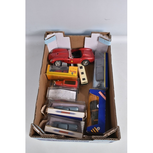 194 - A COLLECTION OF VARIOUS SCALE BOXED AND UNBOXED MODERN DIECAST VEHICLES, to include boxed Corgi, Lle... 