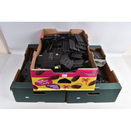 195 - A QUANTITY OF UNBOXED ASSORTED TRI-ANG MINIC MOTOR RACING TRACK, assorted black track, including a D... 