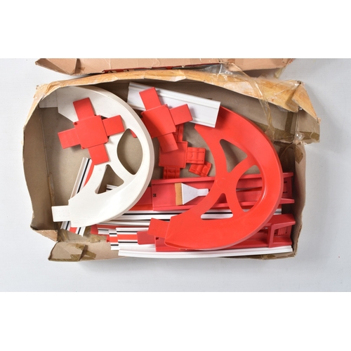 196 - A QUANTITY OF BOXED MATCHBOX SETS AND COLLECTABLE GARAGES, to include an unboxed Lesney Matchbox ESS... 