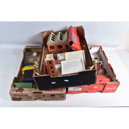 197 - A QUANTITY OF UNBOXED ASSORTED TRI-ANG MINIC MOTORWAYS BUILDINGS AND ACCESSORIES, contents not check... 