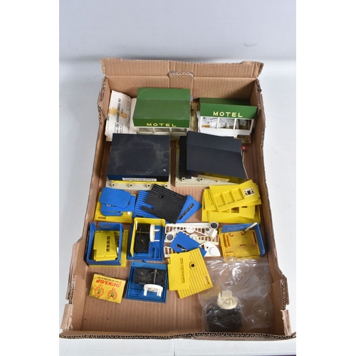 197 - A QUANTITY OF UNBOXED ASSORTED TRI-ANG MINIC MOTORWAYS BUILDINGS AND ACCESSORIES, contents not check... 