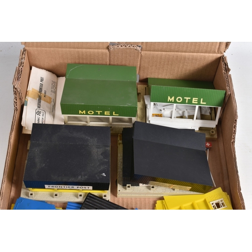 197 - A QUANTITY OF UNBOXED ASSORTED TRI-ANG MINIC MOTORWAYS BUILDINGS AND ACCESSORIES, contents not check... 